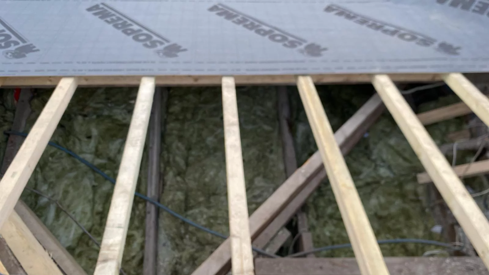 Isolation de toiture entre chevrons dans des combles