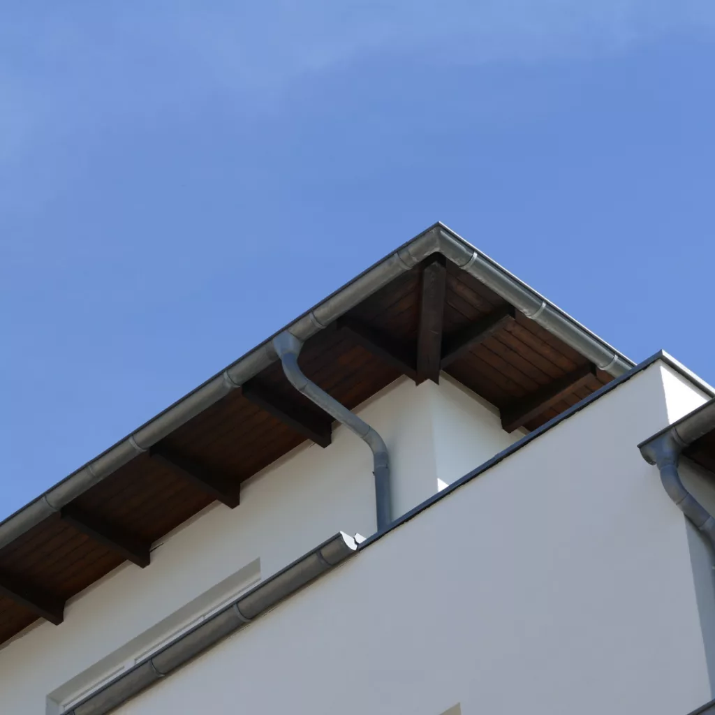 Chéneau en cours de remplacement sur une toiture