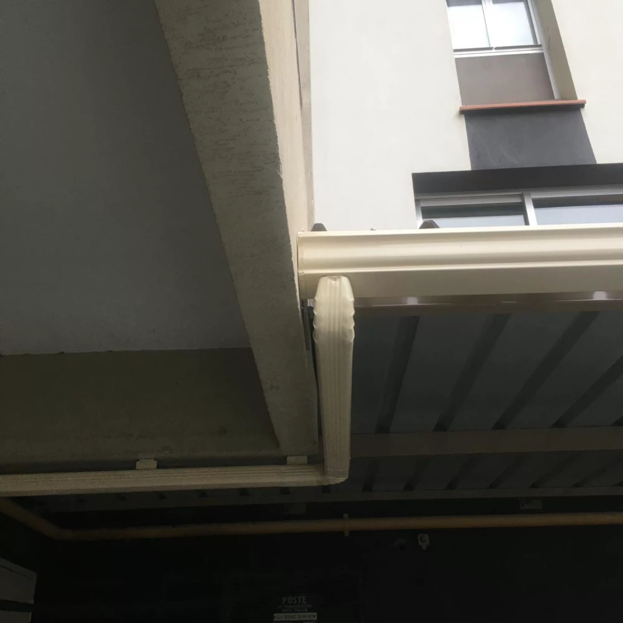 Pose de chéneau en ferblanterie sur une villa