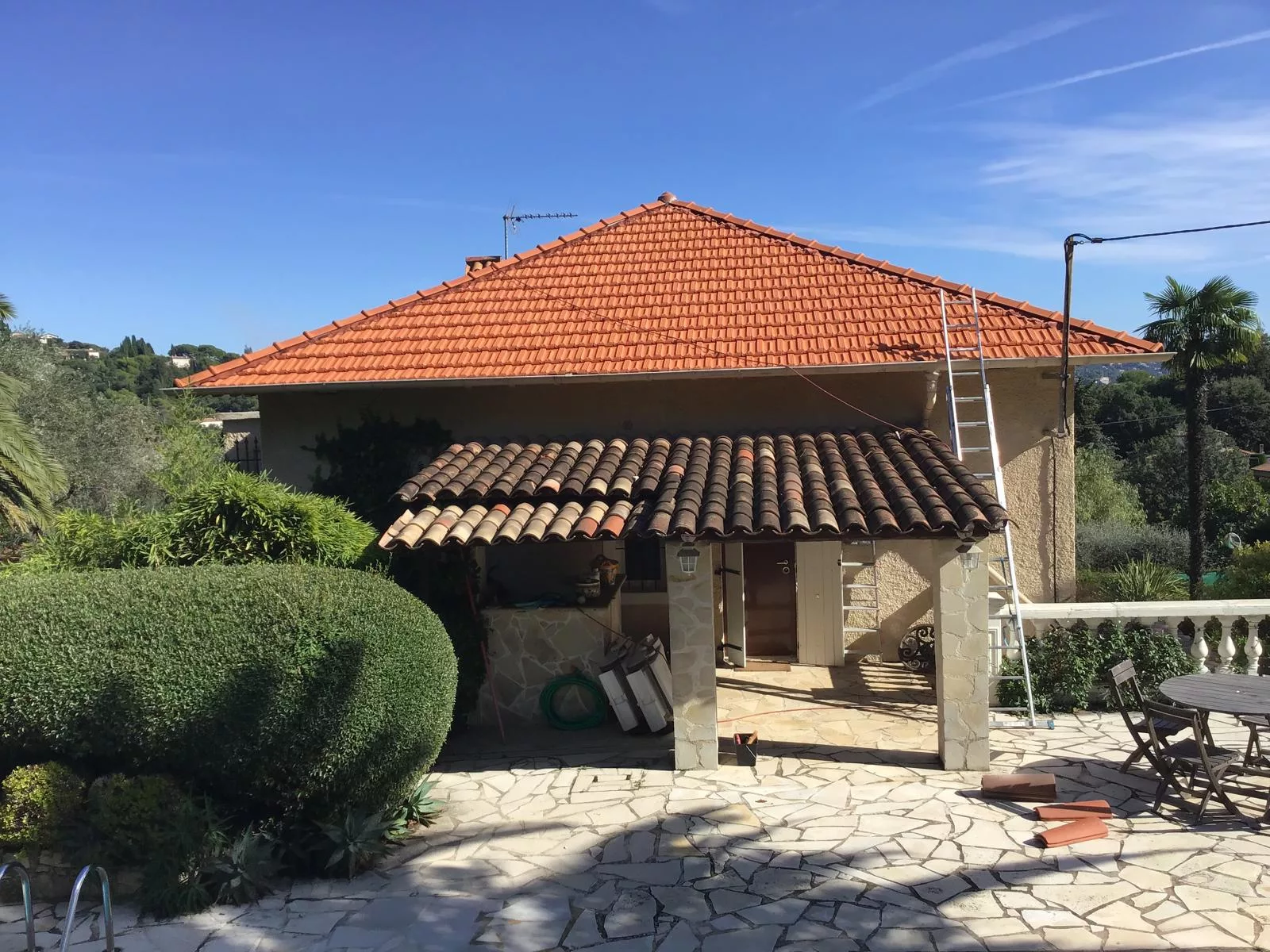 Intervention d’urgence sur une toiture qui fuit