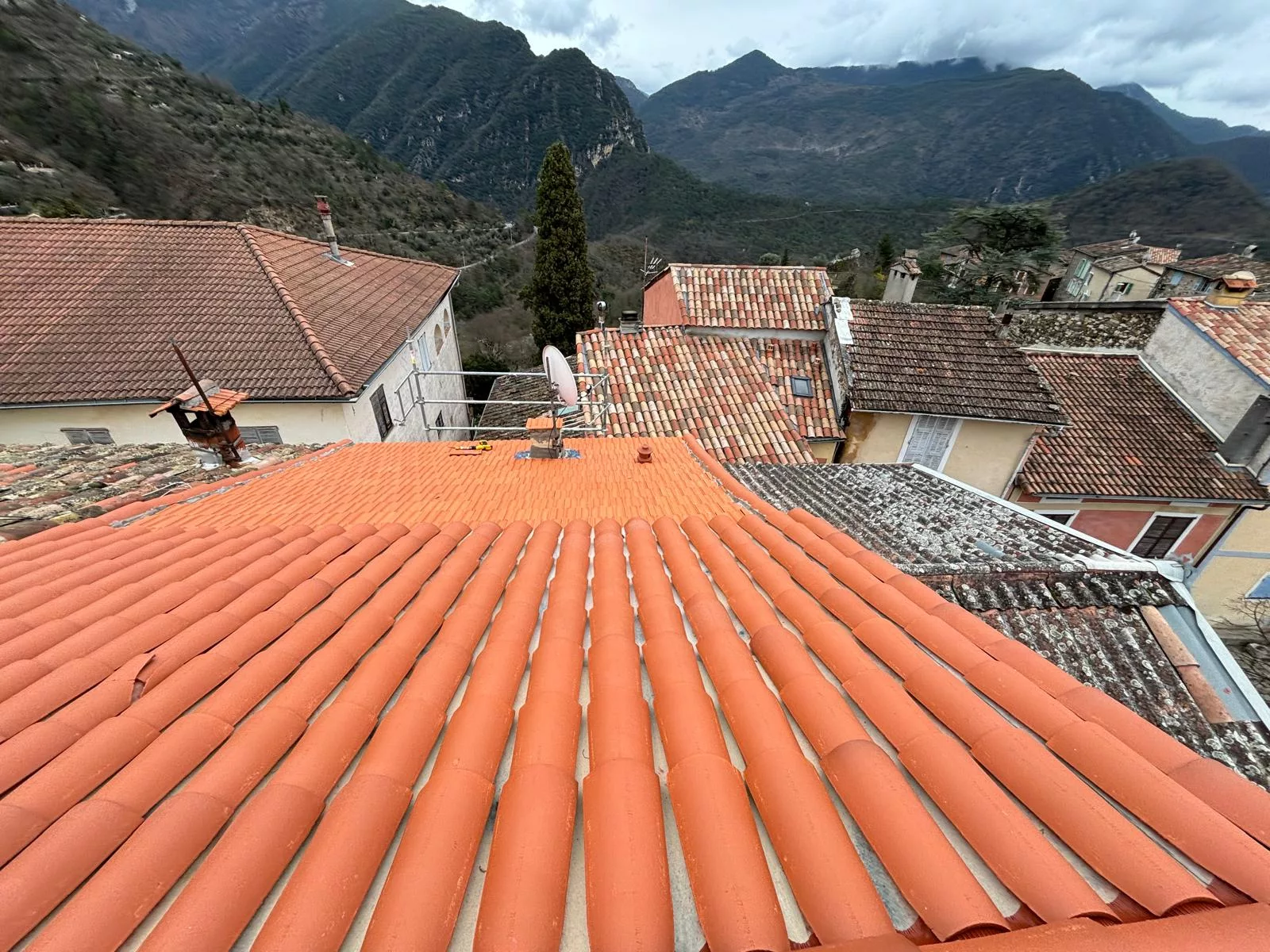 Pose de tuiles sur une toiture à Versoix