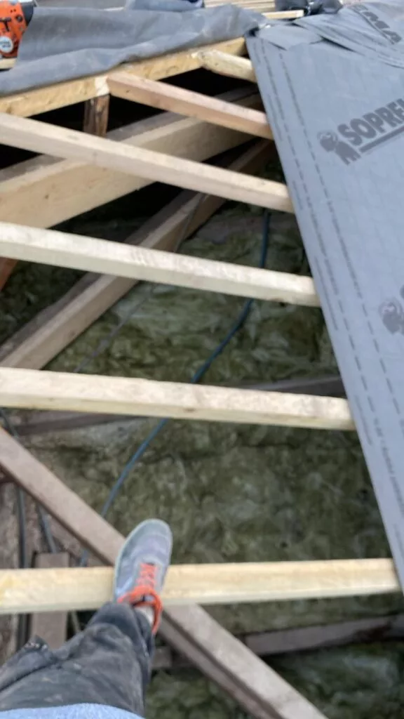 Pose d’isolant sous la charpente d’une villa